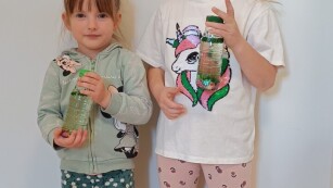 na zdjęciu dwie dziewczynki pozują do zdjęcia z eko zabawkami, trzymają w rękach wodne kalejdoskopy