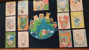 prace dzieci na tablicy, tematyka Dzień Ziemi