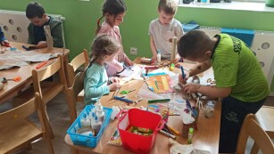 Dzieci przy stolikach tworzą Eko-zabawki