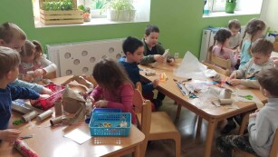 Dzieci przy stolikach tworzą Eko-zabawki