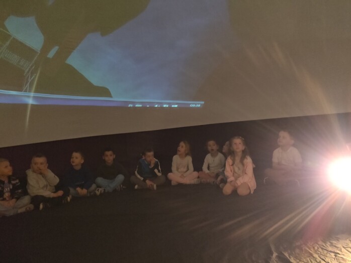 Dzieci oglądają seans w planetarium