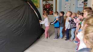 Dzieci wchodzą do planetarium