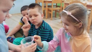 Dzieci wykonują doświadczenie z magnesem