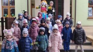 Grupa dzieci z marzanną