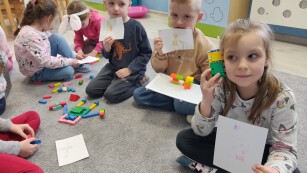 Dzieci eksponują swoje prace