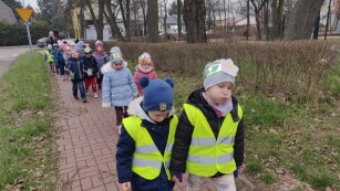 Dzieci spacerują