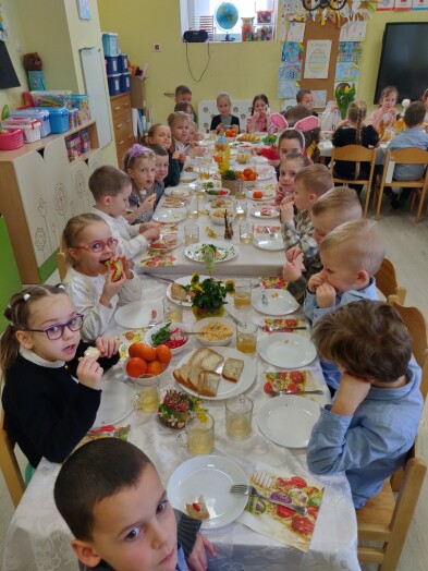 Dzieci częstują się potrawami z okazji śniadania wielkanocnego