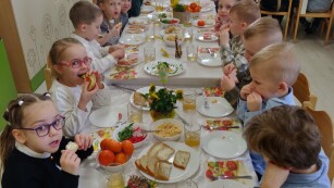 Dzieci częstują się potrawami z okazji śniadania wielkanocnego