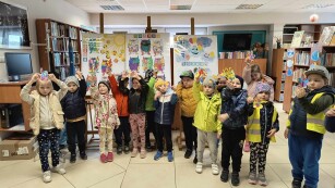 Dzieci prezentują wykonane motyle
