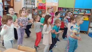Dzieci tańczą na dywanie