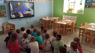 Dzieci oglądają film o czekoladzie